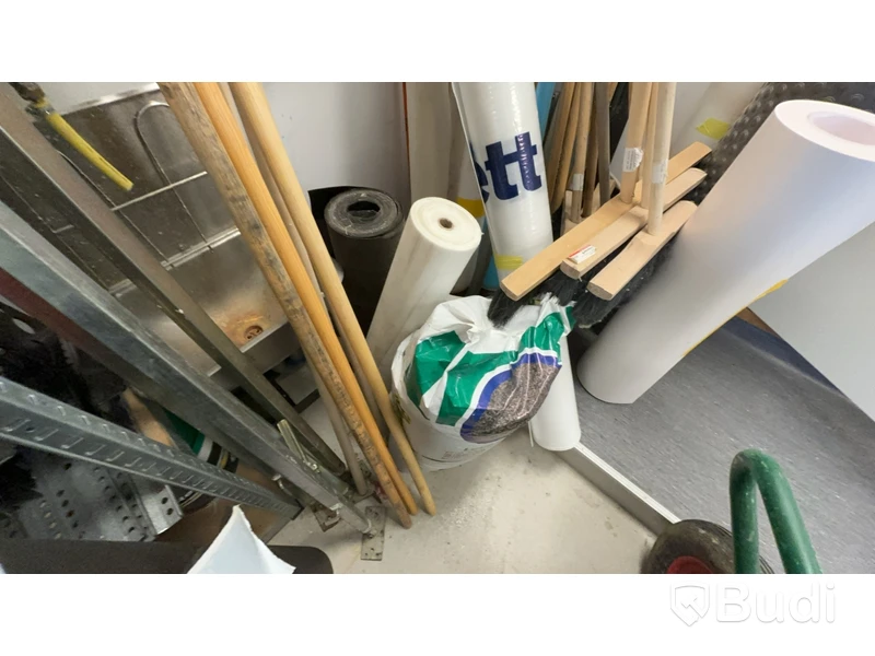 Skottkärra, hyllor med innehåll. Stort Parti.