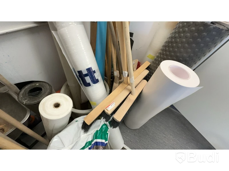 Skottkärra, hyllor med innehåll. Stort Parti.
