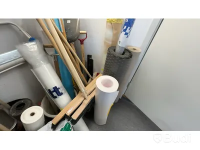 Skottkärra, hyllor med innehåll. Stort Parti.
