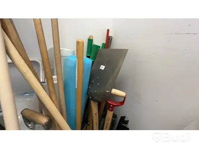 Skottkärra, hyllor med innehåll. Stort Parti.