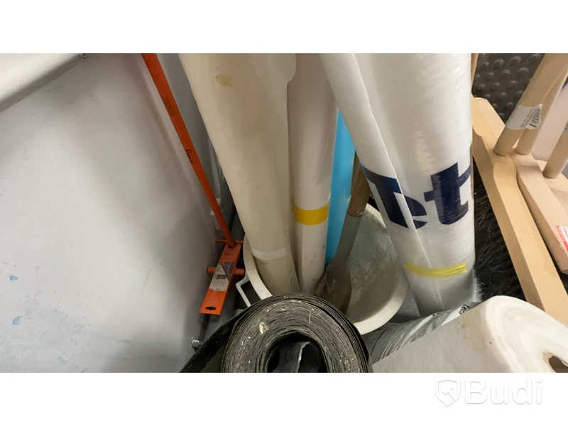 Skottkärra, hyllor med innehåll. Stort Parti.