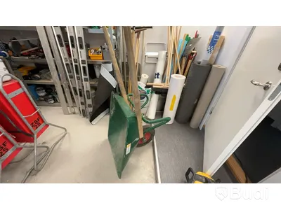 Skottkärra, hyllor med innehåll. Stort Parti.