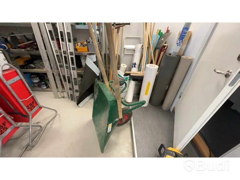 Skottkärra, hyllor med innehåll. Stort Parti.