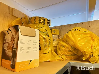 Skottkärra, hyllor med innehåll. Stort Parti.