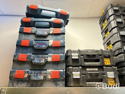 Skottkärra, hyllor med innehåll. Stort Parti.