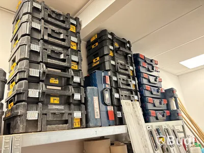 Skottkärra, hyllor med innehåll. Stort Parti.