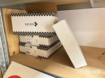Skottkärra, hyllor med innehåll. Stort Parti.