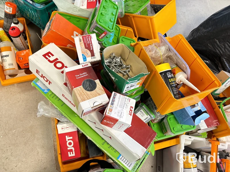 Verktygslådor med innehåll, förbrukningsvaror m.m.
