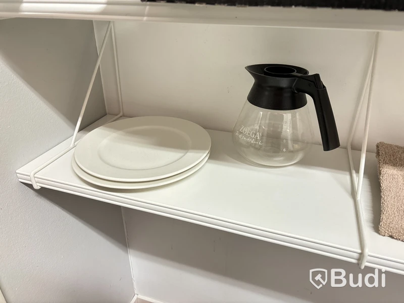Matrumsmöbler, mikros, kaffebryggare m.m.