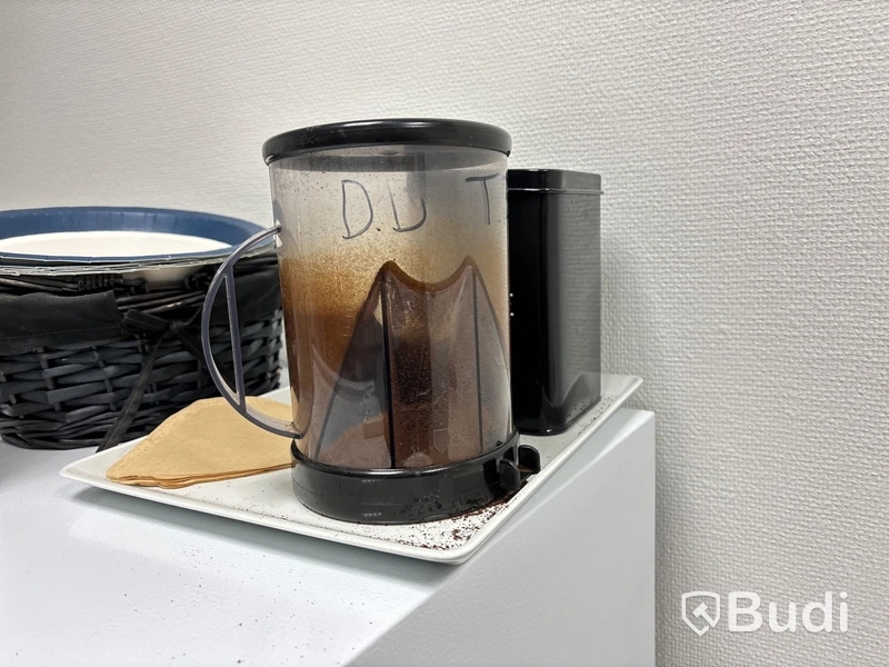 Matrumsmöbler, mikros, kaffebryggare m.m.