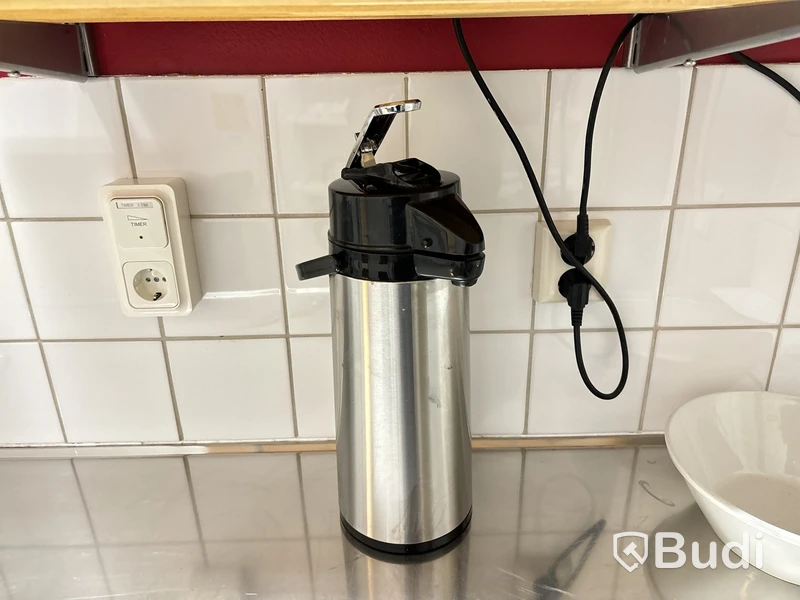Matrumsmöbler, mikros, kaffebryggare m.m.