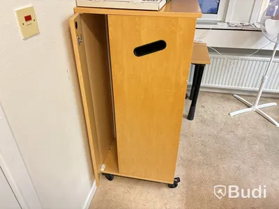 Kontorsmöbler, dataskärm m.m.