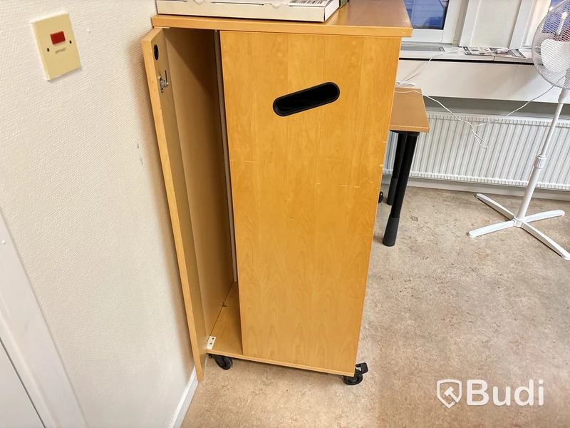 Kontorsmöbler, dataskärm m.m.