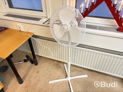 Kontorsmöbler, dataskärm m.m.