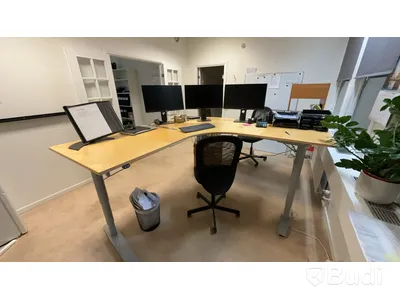 Kontorsmöbler, dataskärmar m.m.
