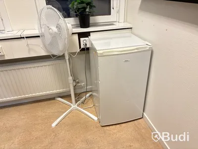 Kontorsmöbler, dataskärmar m.m.