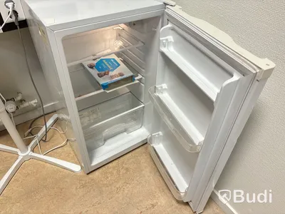 Kontorsmöbler, dataskärmar m.m.