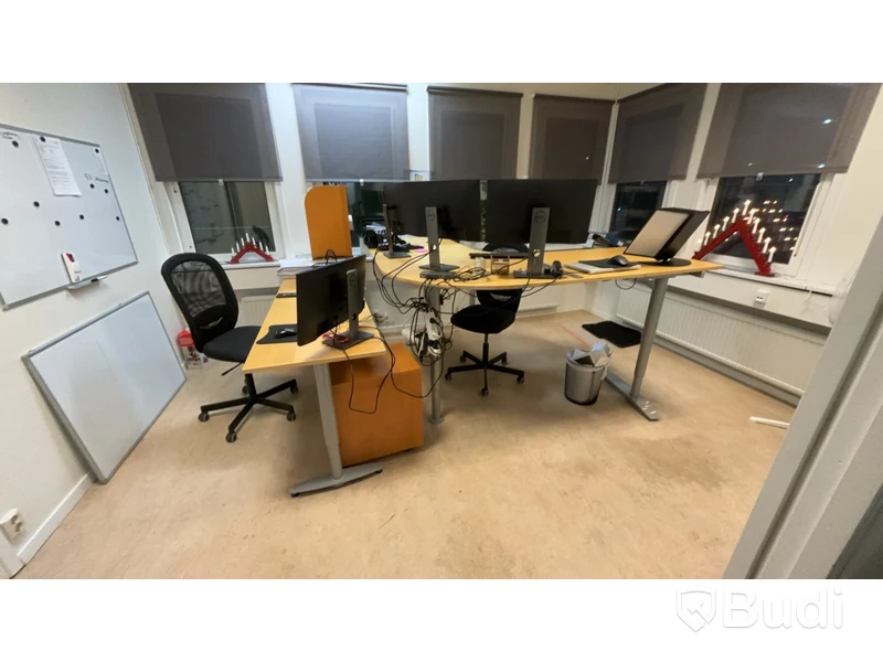 Kontorsmöbler, dataskärmar m.m.