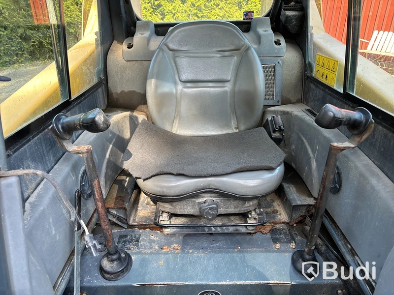 Kompaktlastare Gehl 6640 Turbo med redskap.