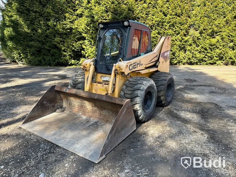 Kompaktlastare Gehl 6640 Turbo med redskap.