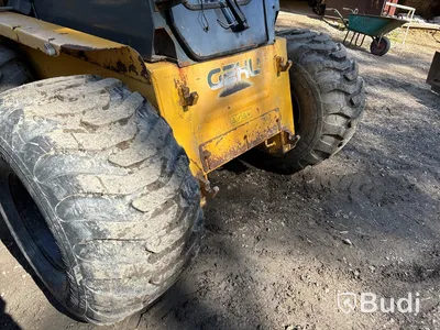 Kompaktlastare Gehl 6640 Turbo med redskap.