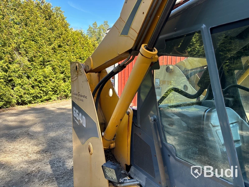 Kompaktlastare Gehl 6640 Turbo med redskap.