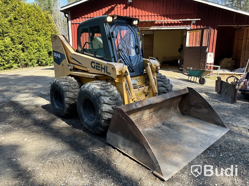 Kompaktlastare Gehl 6640 Turbo med redskap.