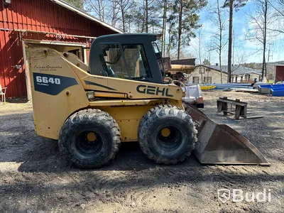Kompaktlastare Gehl 6640 Turbo med redskap.