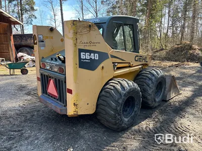 Kompaktlastare Gehl 6640 Turbo med redskap.