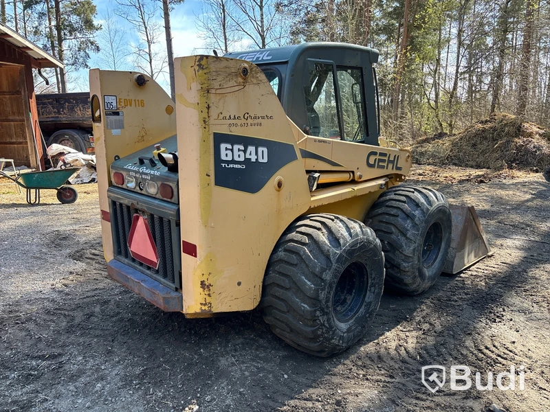 Kompaktlastare Gehl 6640 Turbo med redskap.