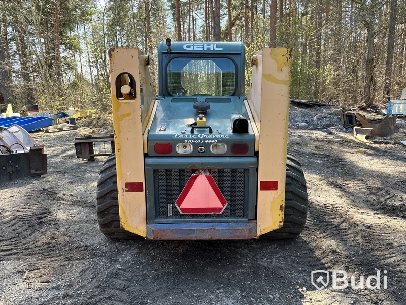 Kompaktlastare Gehl 6640 Turbo med redskap.