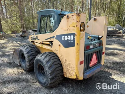 Kompaktlastare Gehl 6640 Turbo med redskap.