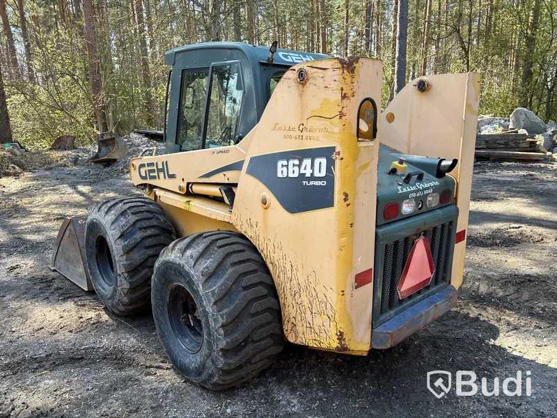 Kompaktlastare Gehl 6640 Turbo med redskap.