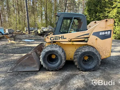 Kompaktlastare Gehl 6640 Turbo med redskap.