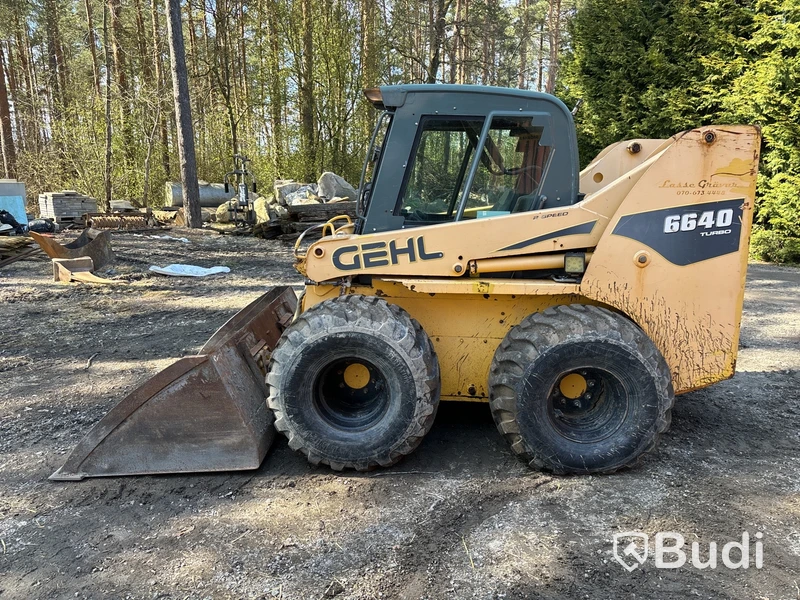 Kompaktlastare Gehl 6640 Turbo med redskap.