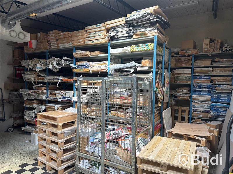 Stort parti papper i olika storlekar