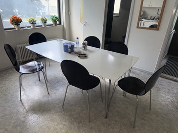 Matbord med stolar