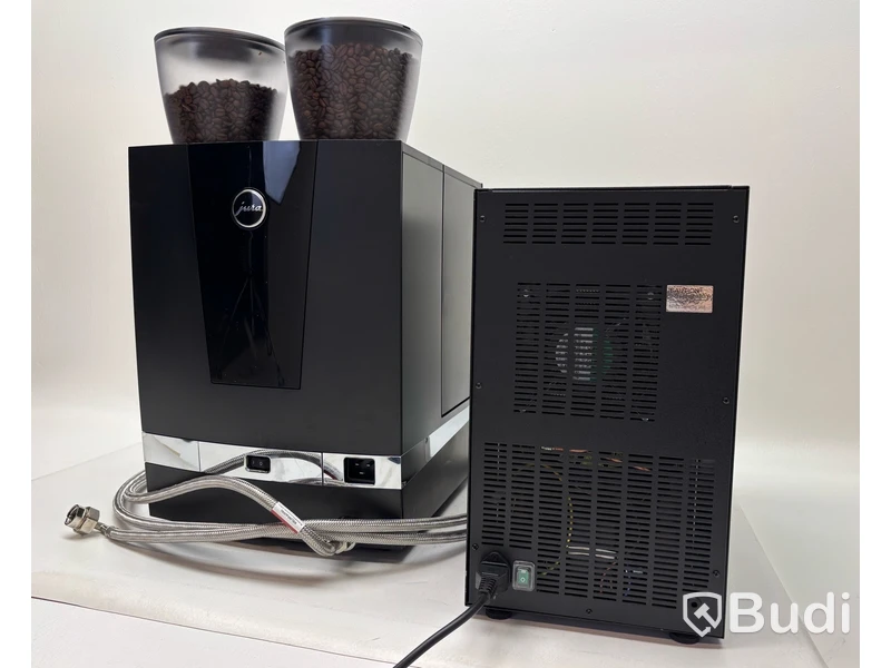 Kaffemaskin Jura Giga X8c och mjölkkyl Vitrifrigo FG10i DGT 4L, 2023