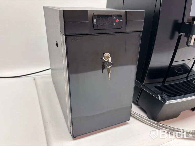 Kaffemaskin Jura Giga X8c och mjölkkyl Vitrifrigo FG10i DGT 4L, 2023