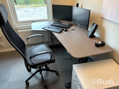 Kontorsmöbler, dataskärmar  m.m.