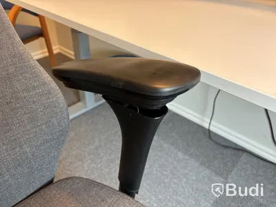 Kontorsmöbler, dataskärmar m.m.