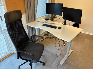 Kontorsmöbler, dataskärmar m.m.