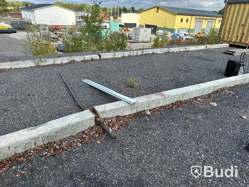 Parti med betongbalkar 12 st