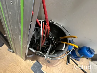 Plåthyllor med innehåll.