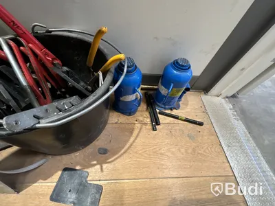 Plåthyllor med innehåll.