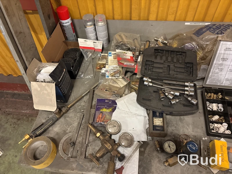 Arbetsbänk med innehåll