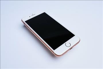 iPhone 8 - 64 GB, Rose Gold, Apple. 90 procent batterihälsa, minimalt slitage, spricka framsida. 