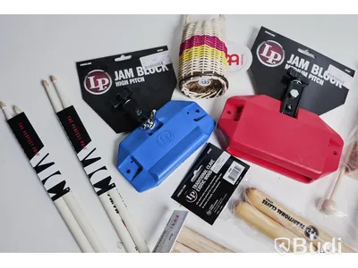 Låda med div musikinstrument