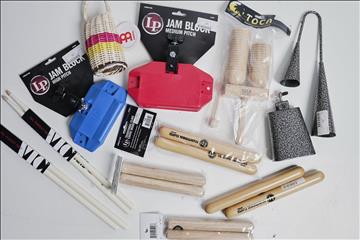Låda med div musikinstrument