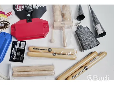 Låda med div musikinstrument